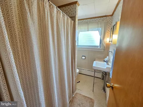 Bath - 406 State St, Reading, PA 19607 photo 1 of 2