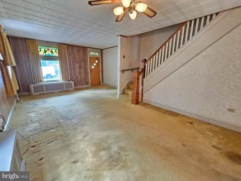 Living - 406 State St, Reading, PA 19607 photo 3 of 3