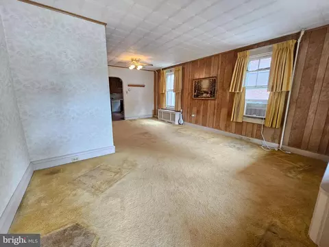Living - 406 State St, Reading, PA 19607 photo 1 of 3
