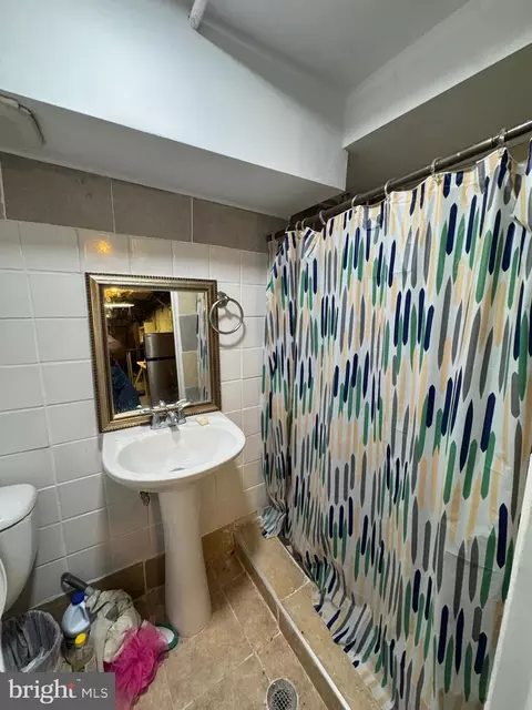 Bath - 218 W Oley St, Reading, PA 19601 photo 2 of 3