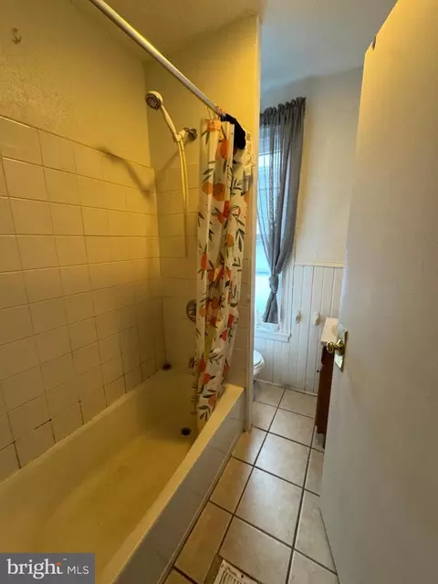 Bath - 218 W Oley St, Reading, PA 19601 photo 3 of 3