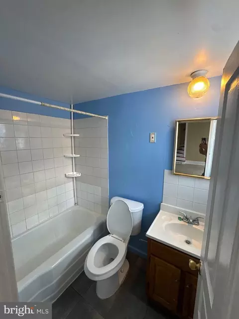 Bath - 218 W Oley St, Reading, PA 19601 photo 1 of 3