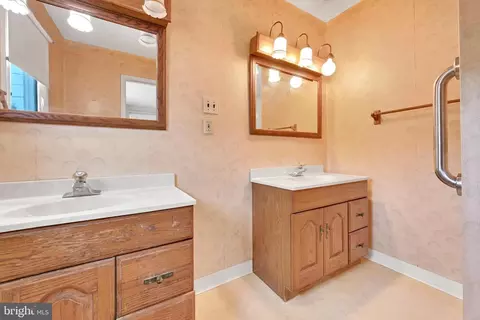 Bath - 322 Morrison Rd, Reading, PA 19601 photo 1 of 2
