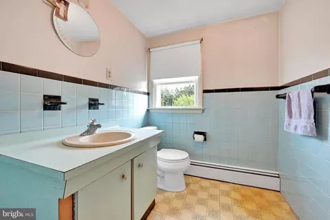 Bath - 322 Morrison Rd, Reading, PA 19601 photo 2 of 2
