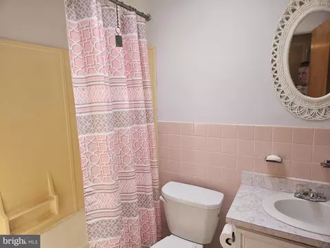 Bath - 19 Hilbert Ct, Reading, PA 19606 photo 1 of 1