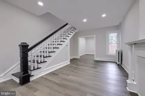 Living - 814 Pear St, Reading, PA 19601 photo 5 of 10