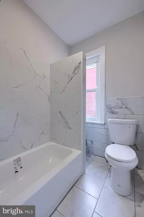 Bath - 814 Pear St, Reading, PA 19601 photo 1 of 3