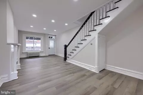Living - 814 Pear St, Reading, PA 19601 photo 6 of 10
