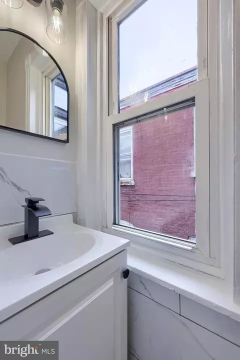 Bath - 814 Pear St, Reading, PA 19601 photo 3 of 3
