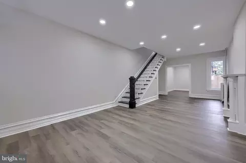 Living - 814 Pear St, Reading, PA 19601 photo 2 of 10