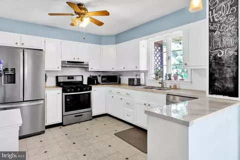 Kitchen - 4621 Hillside Rd, Reading, PA 19606 photo 2 of 4