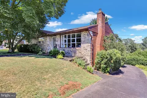 4621 Hillside Rd, Reading, PA 19606