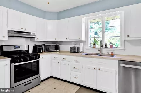 Kitchen - 4621 Hillside Rd, Reading, PA 19606 photo 4 of 4