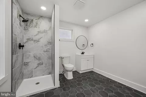 Bath - 1131 Broadway Blvd, Reading, PA 19607 photo 1 of 3
