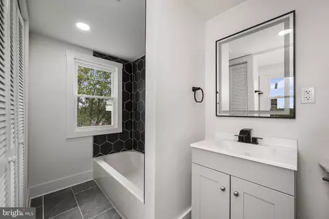 Bath - 1131 Broadway Blvd, Reading, PA 19607 photo 3 of 3