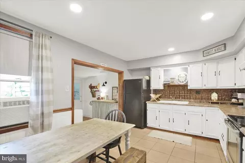 Entry Way - 524 Pershing Blvd, Reading, PA 19607 photo 4 of 6