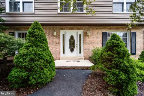 15 Nassau Cir, Reading, PA 19607 photo 2