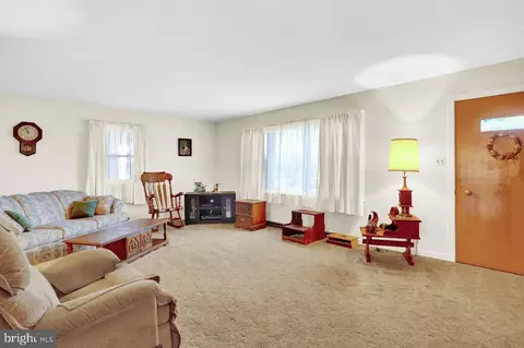 Living - 130 Dries Rd, Reading, PA 19605 photo 2 of 3