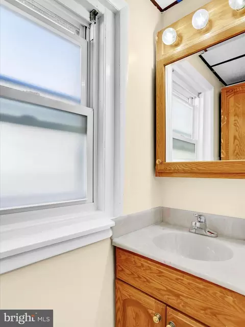 Bath - 206 N Miller St, Reading, PA 19607 photo 2 of 4
