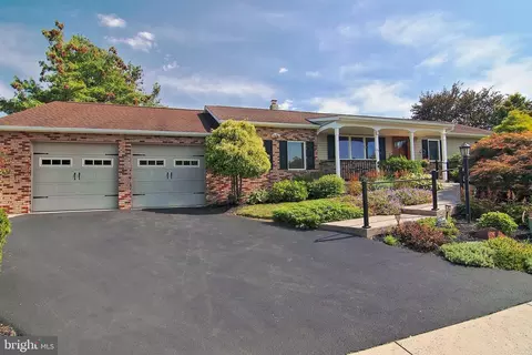 4 Eisenhower Dr, Boyertown, PA 19512