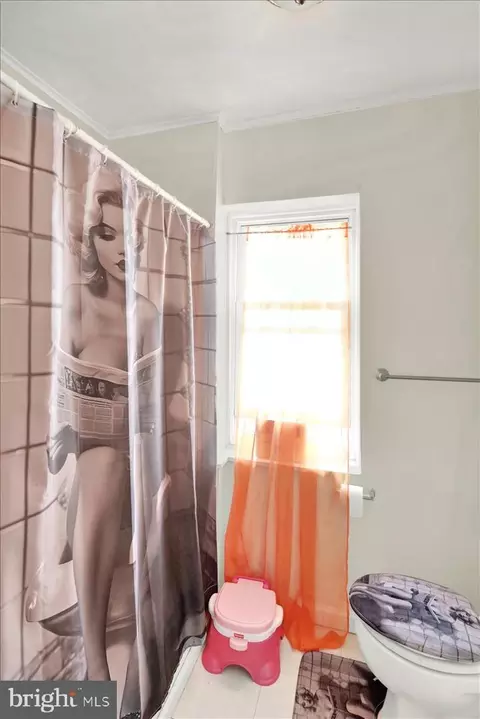 Bath - 536 Pike St, Reading, PA 19601 photo 2 of 2