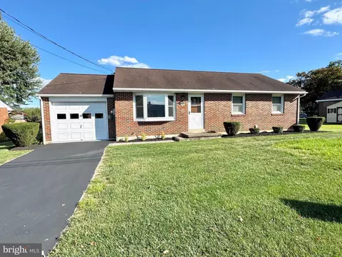 305 Martha St, Robesonia, PA 19551