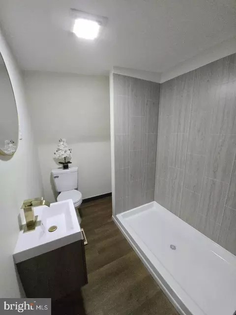 Bath - 27 Mull, Reading, PA 19605 photo 1 of 3