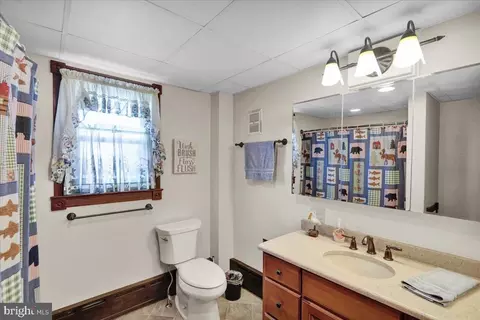 Bath - 203 W Broad St, Reading, PA 19607 photo 4 of 4