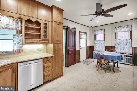 Entry Way - 203 W Broad St, Reading, PA 19607 photo 2 of 10