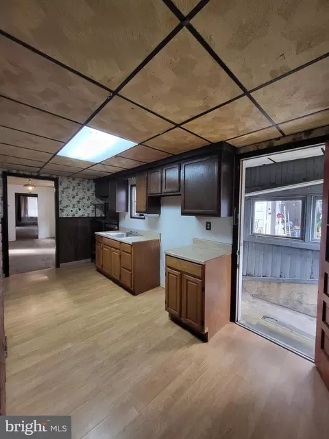 Entry Way - 1216 Spring St, Reading, PA 19604 photo 6 of 9