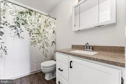 Bath - 25 Warwick Ct, Reading, PA 19606 photo 1 of 2
