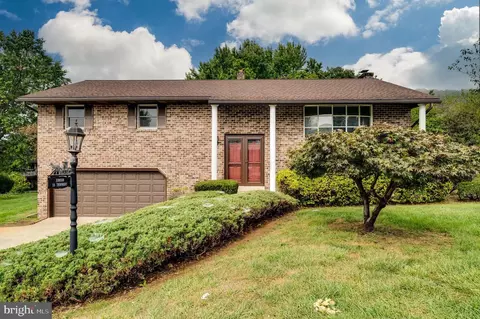 18 Thornbury Rd, Reading, PA 19606
