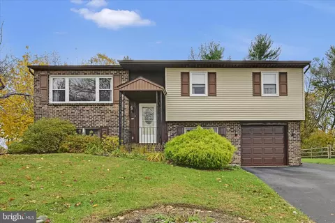 914 Suellen Dr, Reading, PA 19605