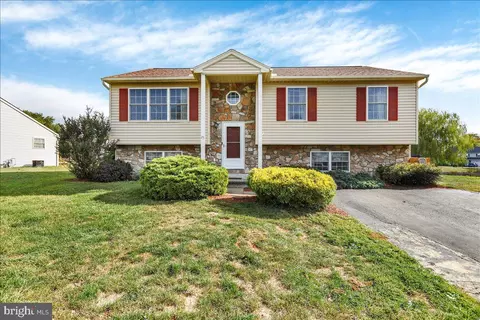 25 Waxwood Rd, Shoemakersville, PA 19555