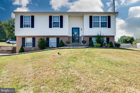 125 Lanie Dr, Douglassville, PA 19518