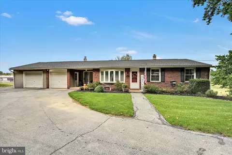 437 White Oak Ln, Leesport, PA 19533