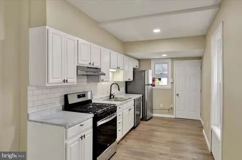 Entry Way - 1323 Walnut St, Reading, PA 19604 photo 8 of 11