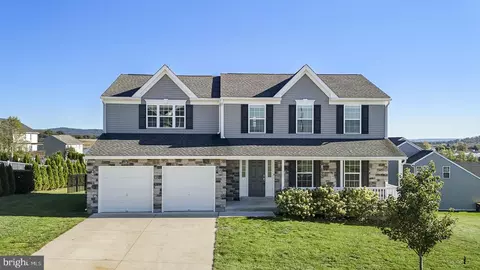 304 Ida Red Dr, Leesport, PA 19533