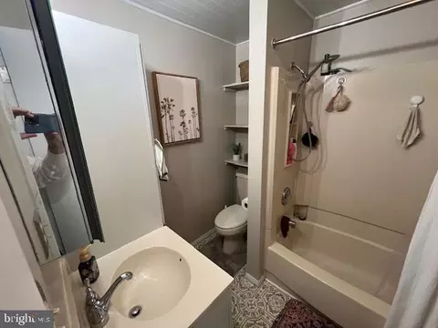 Bath - 1234 Brooke Blvd, Reading, PA 19607 photo 1 of 1