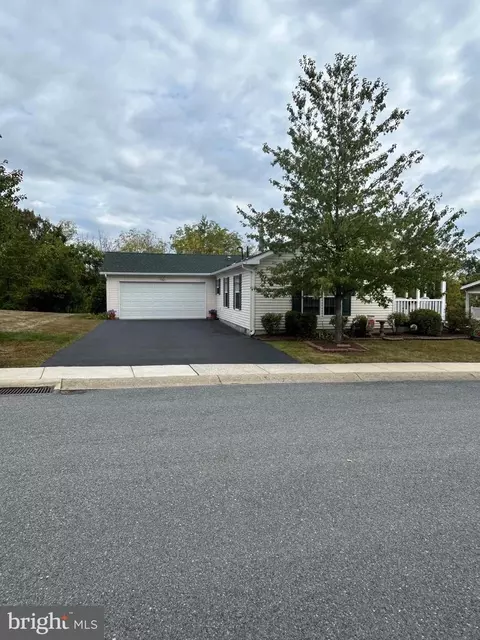 94 Random Rd, Douglassville, PA 19518
