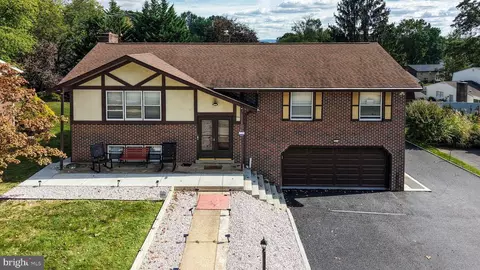 16 Ironstone Dr, Reading, PA 19606