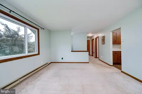 Living - 1029 Crestview Ave, Reading, PA 19607 photo 4 of 10