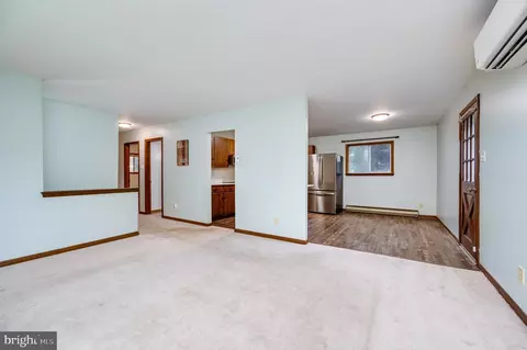 Living - 1029 Crestview Ave, Reading, PA 19607 photo 6 of 10