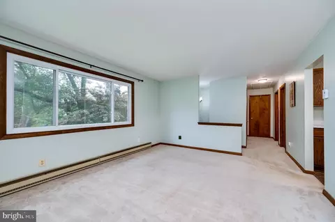 Living - 1029 Crestview Ave, Reading, PA 19607 photo 3 of 10