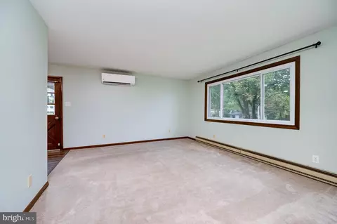 Living - 1029 Crestview Ave, Reading, PA 19607 photo 5 of 10