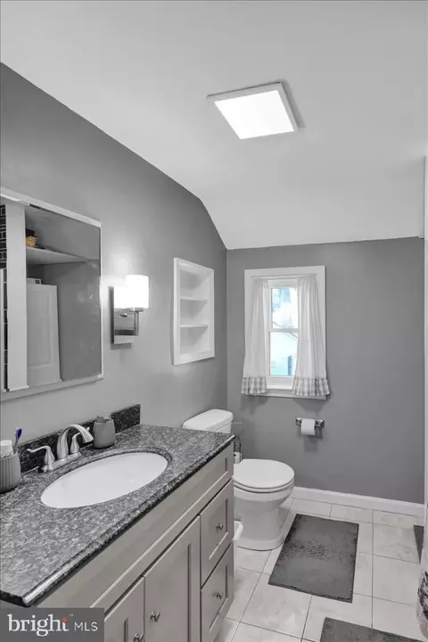 Bath - 549 Meade Tc, Reading, PA 19607 photo 2 of 4