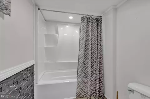 Bath - 549 Meade Tc, Reading, PA 19607 photo 3 of 4