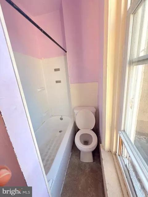 Bath - 1502 N 9th St, Reading, PA 19604 photo 1 of 1