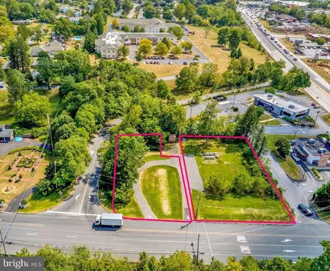 25 Shelbourne Rd, Reading, PA 19606