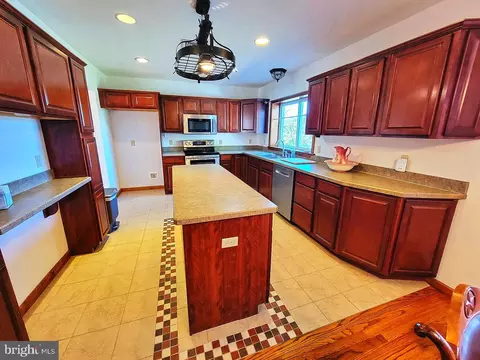 1018 Crestview Ave, Shillington, PA 19607 photo 2